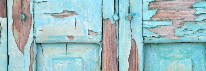 Abblätternde Farbe auf Holztür